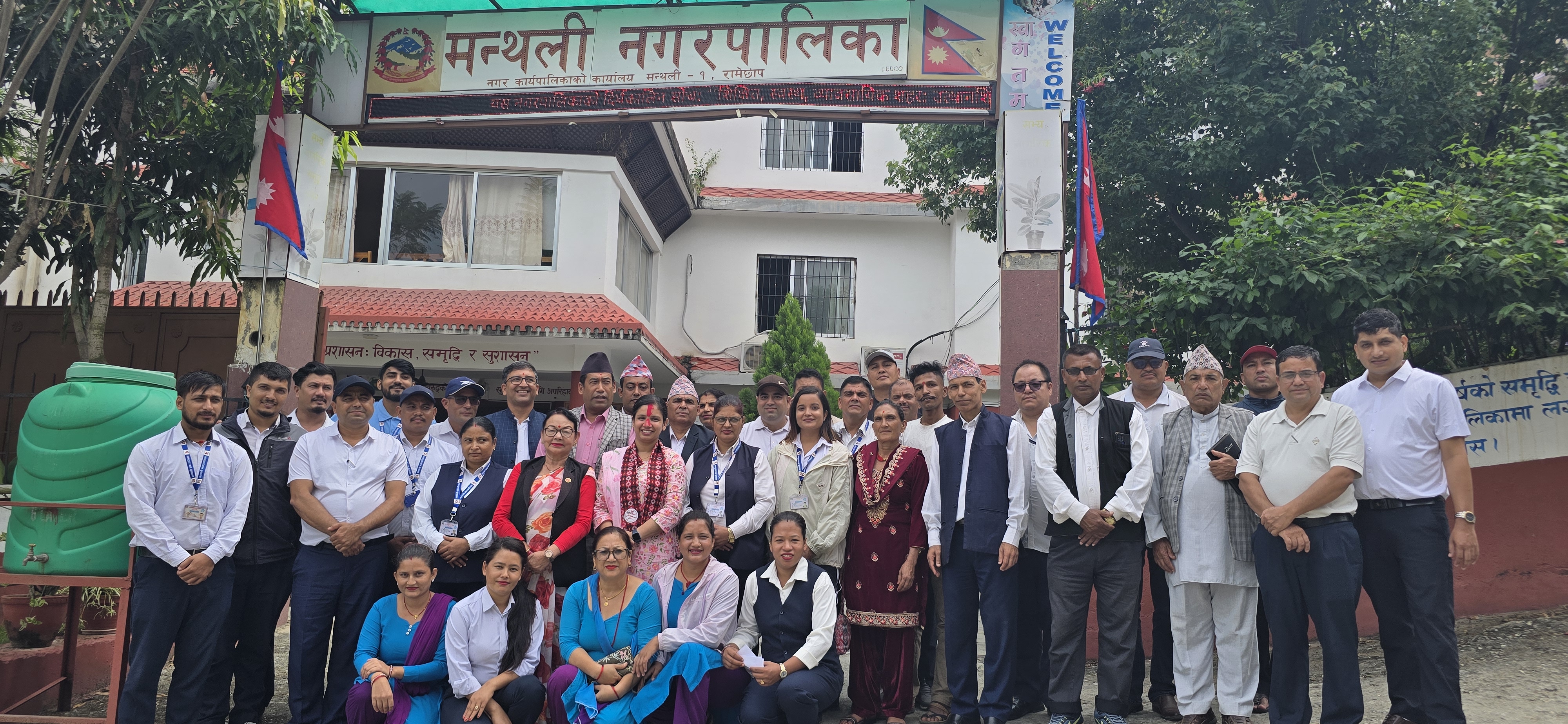 मायाको चियो प्रदान गर्नु हुदै नगर प्रमुख लव श्रेष्ठ उपप्रमुख इश्वरी वस्नेत