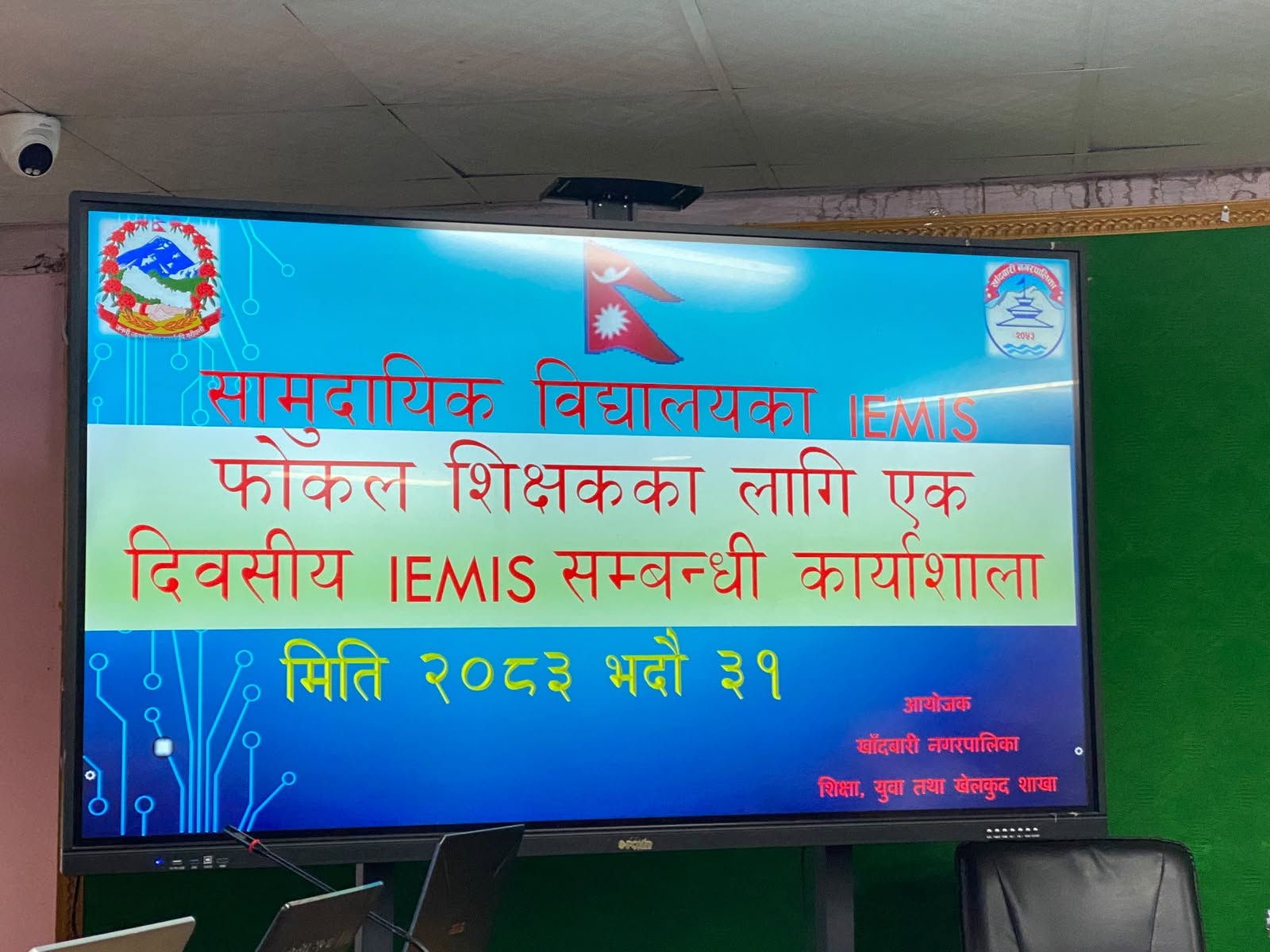 ११