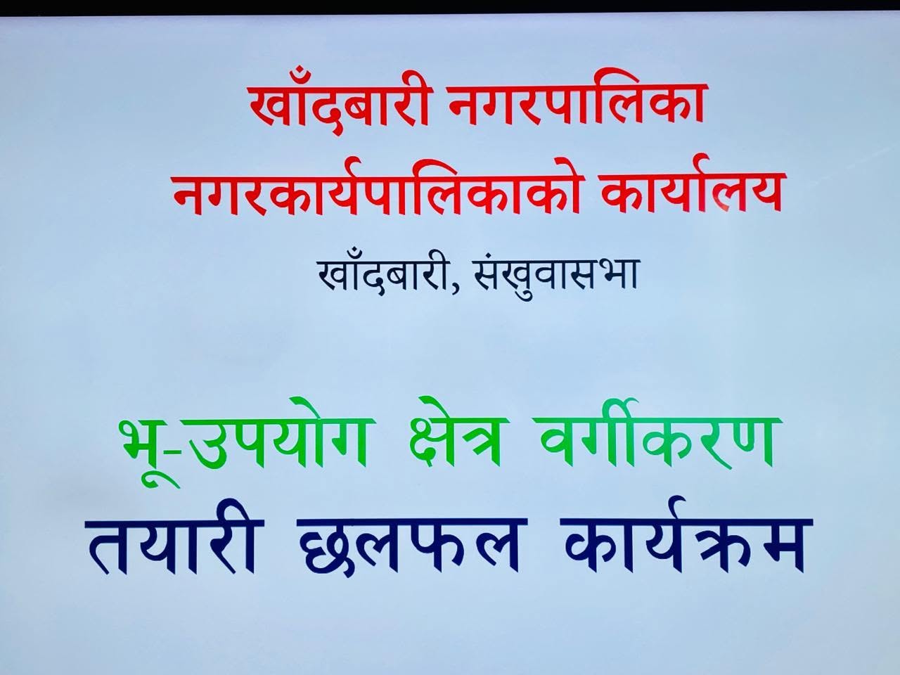 ११