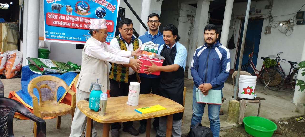 बेलवारि नगरपालिकामा श्रद्देय  नगर प्रमुख दिल प्रसाद राइज्युको उपस्थितिमा खोरेत रोग विरुद्दको खोपको आज मिति २०८३/०६/१५ गते शुभारम्भ गरिएको छ ।