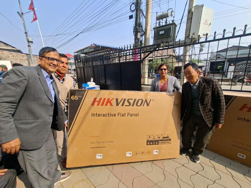 लेटाङ नगरपालिकाद्वारा सामुदायिक विद्यालयहरूलाई स्मार्ट बोर्ड हस्तान्तरण।