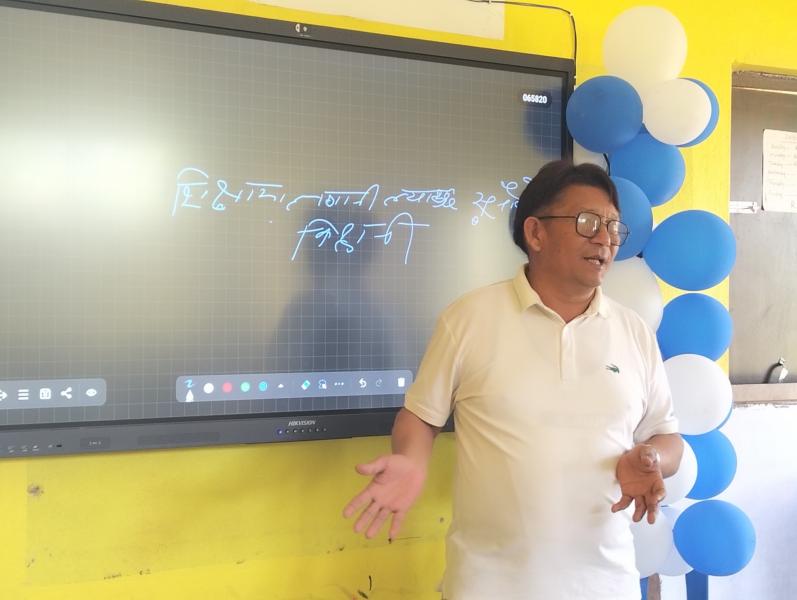 लेटाङ, ११ माघ । लेटाङ नगरपालिका वडा नम्बर ६ अन्तर्गत रहेको महाभारत माध्यमिक विद्यालयमा आज स्मार्ट बोर्ड जडान गरी उद्घाटन गरिएको छ। आर्थिक वर्ष २०८२/०८३ का लागि वडा नम्बर ६ को बजेट अन्तर्गत ‘शैक्षिक अभिवृद्धि’ शीर्षकमा छुट्याइएको एक लाख पचास हजार रुपैयाँबाट स्मार्ट बोर्ड खरिद गरी विद्यालयमा जडान गरिएको हो।&nbsp;स्मार्ट बोर्ड उद्घाटन कार्यक्रममा वडा अध्यक्ष जङ्गबिर तामाङले समयसापेक्ष शिक्षाका लागि आधुनिक प्रविधिको प्रयोग अपरिहार्य रहेको बताउँदै वडाले शैक्षिक स्तर अभिवृद्धिका लागि निरन्तर लगानी गर्दै आएको र आगामी दिनमा पनि यस्तो लगानीलाई निरन्तरता दिने प्रतिबद्धता व्यक्त गर्नुभयो। स्मार्ट बोर्ड जडानसँगै महाभारत माध्यमिक विद्यालयमा पठन–पाठन प्रक्रिया थप प्रभावकारी, दृश्यात्मक तथा अन्तरक्रियात्मक हुने विश्वास गरिएको छ। स्थानीय सरोकारवालाहरूले यस पहलले विद्यार्थीको सिकाइ क्षमतामा सकारात्मक प्रभाव पर्ने अपेक्षा गरेका छन्