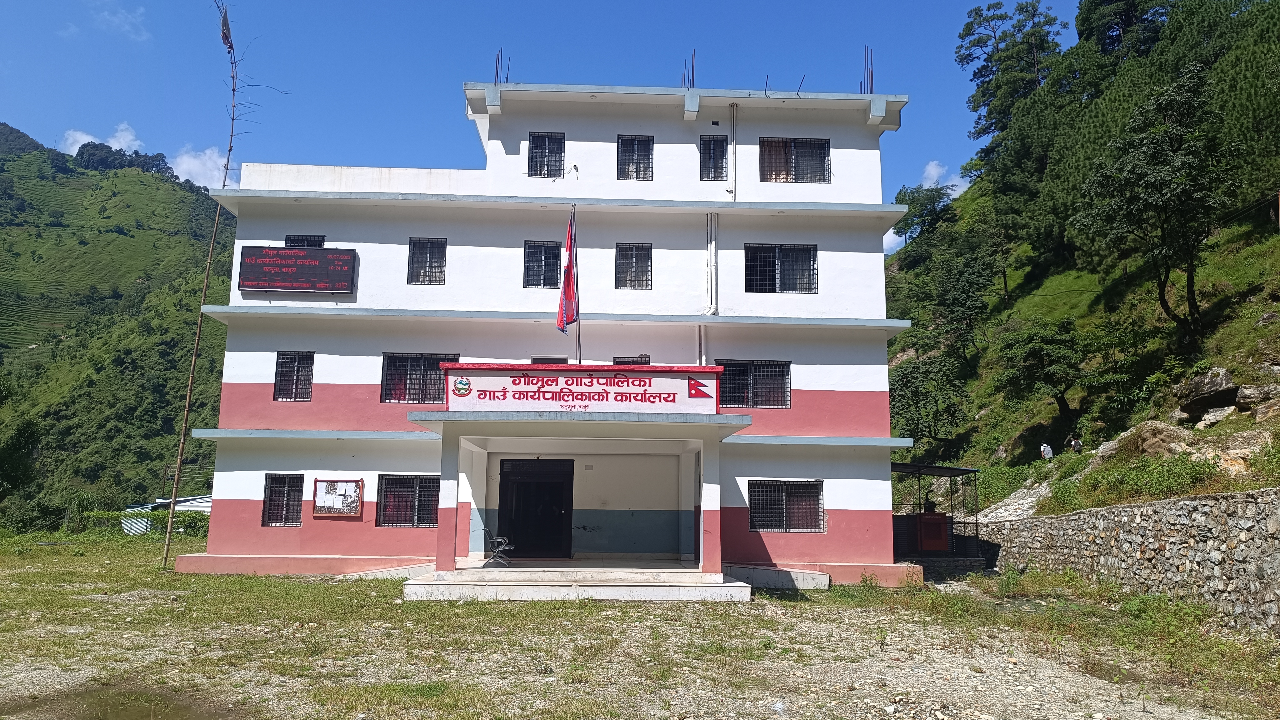 गौमुल गाउँपालिकाको प्रशासनिक भवन ।