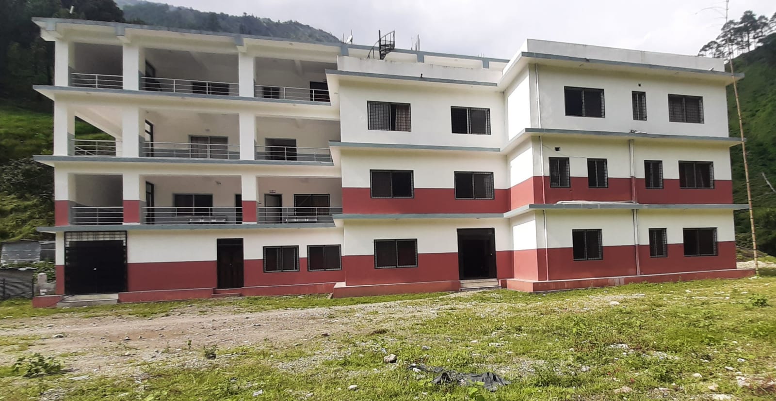 गौमुल गाउँपालिकाको प्रशासनिक भवन ।