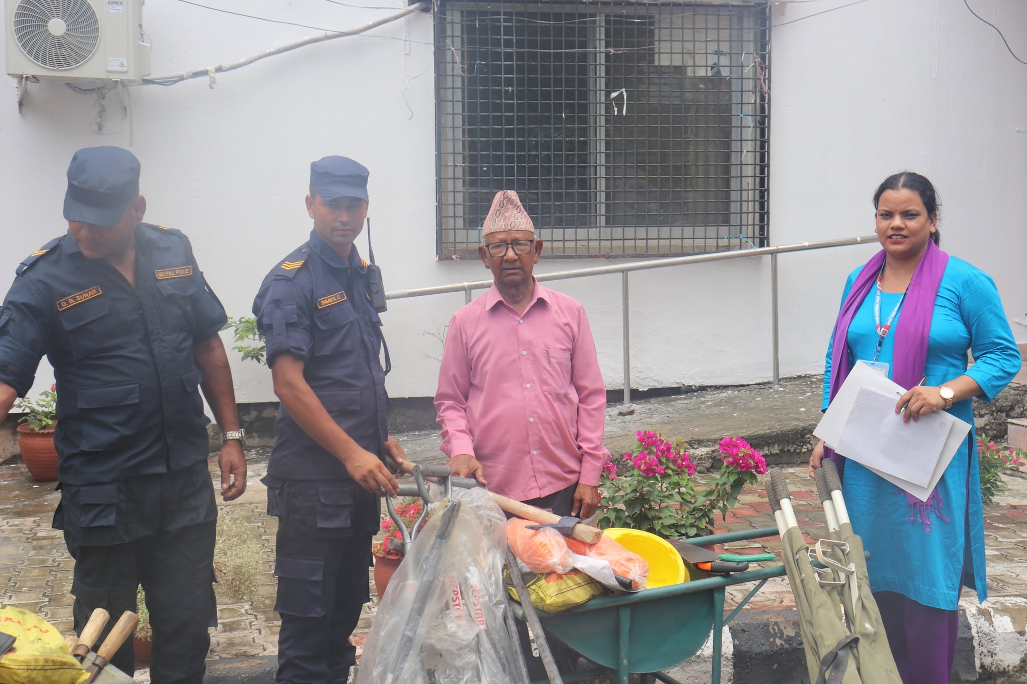 वडा प्रहरी कार्यालय, लमहीलाई विपद सामग्री हस्तान्तरण