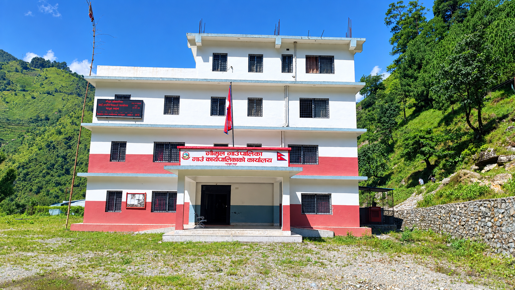 गौमुल गाउँपालिकाको प्रशासनिक भवन ।