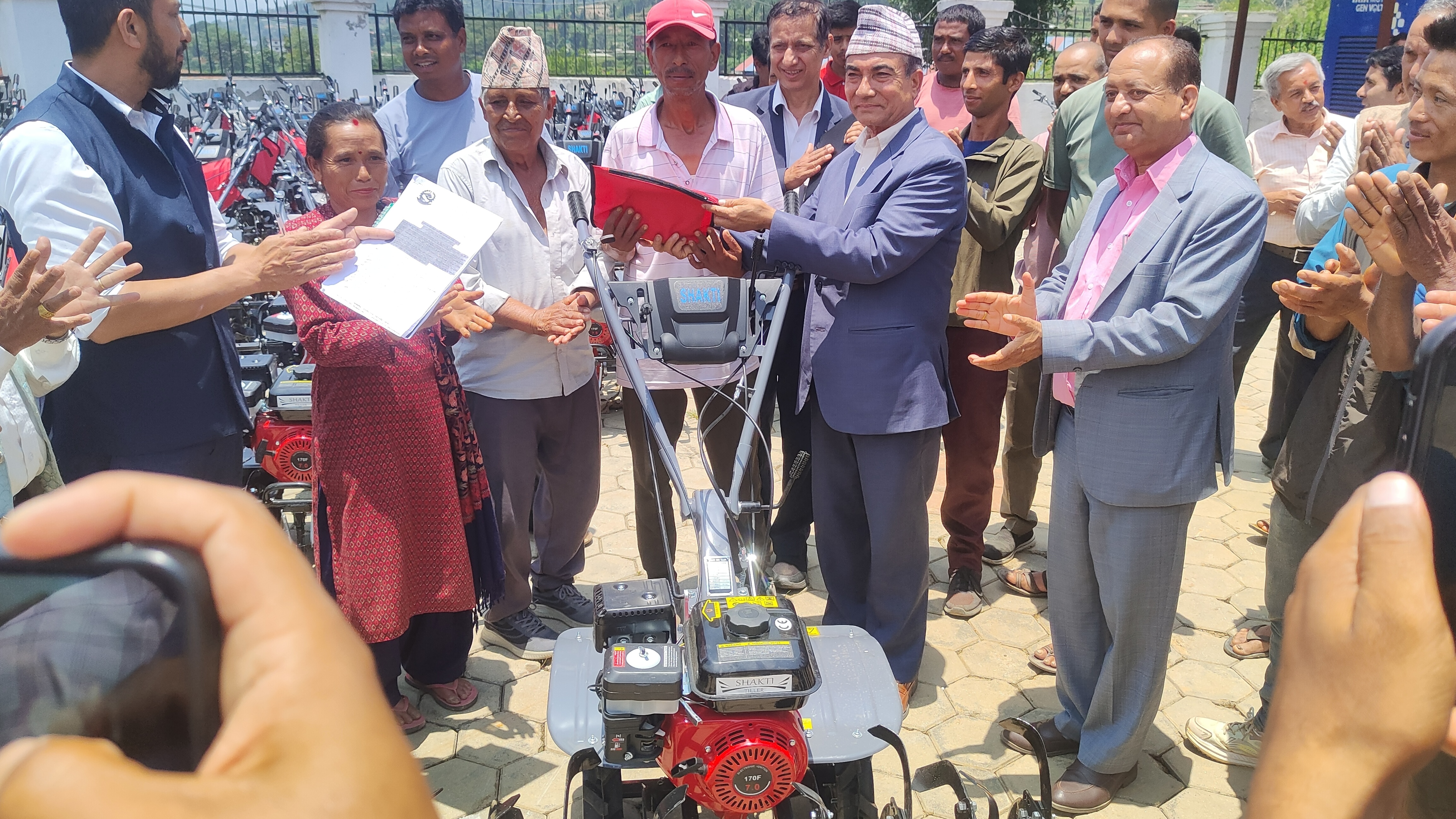 कृषकलाई मिनिटिलर वितरण गर्दै नगर प्रमुख नगर उप प्रमुख