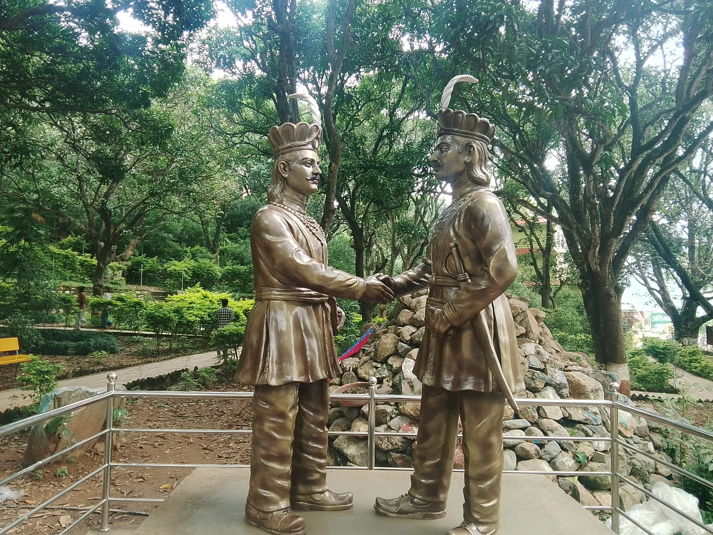 अर्घा र खाँचीका राजाहरूबीच ऐतिहासिक सन्धि सम्पन्न भएको शान्ति बगैँचामा अर्घाखाँचीको गौरवशाली इतिहास झल्काउने उद्देश्यले अर्घा र खाँचीका राजाहरूको सालिक