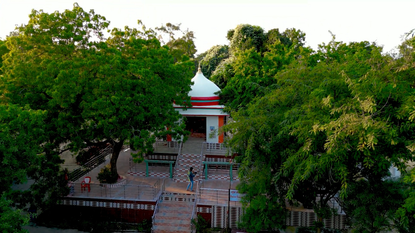 राप्ती सोनारी गाउँपालिका वडा नं. ३ मा अवस्थित ऐतिहासिक भुवर भवानी मन्दिर। मन्दिरको सानाे संरचनालाई ठूला र हरिया रुखहरूले घेरेका छन् र मन्दिरको अगाडि इँटाको गारो उठाइएको सिँढीदार चोक छ।