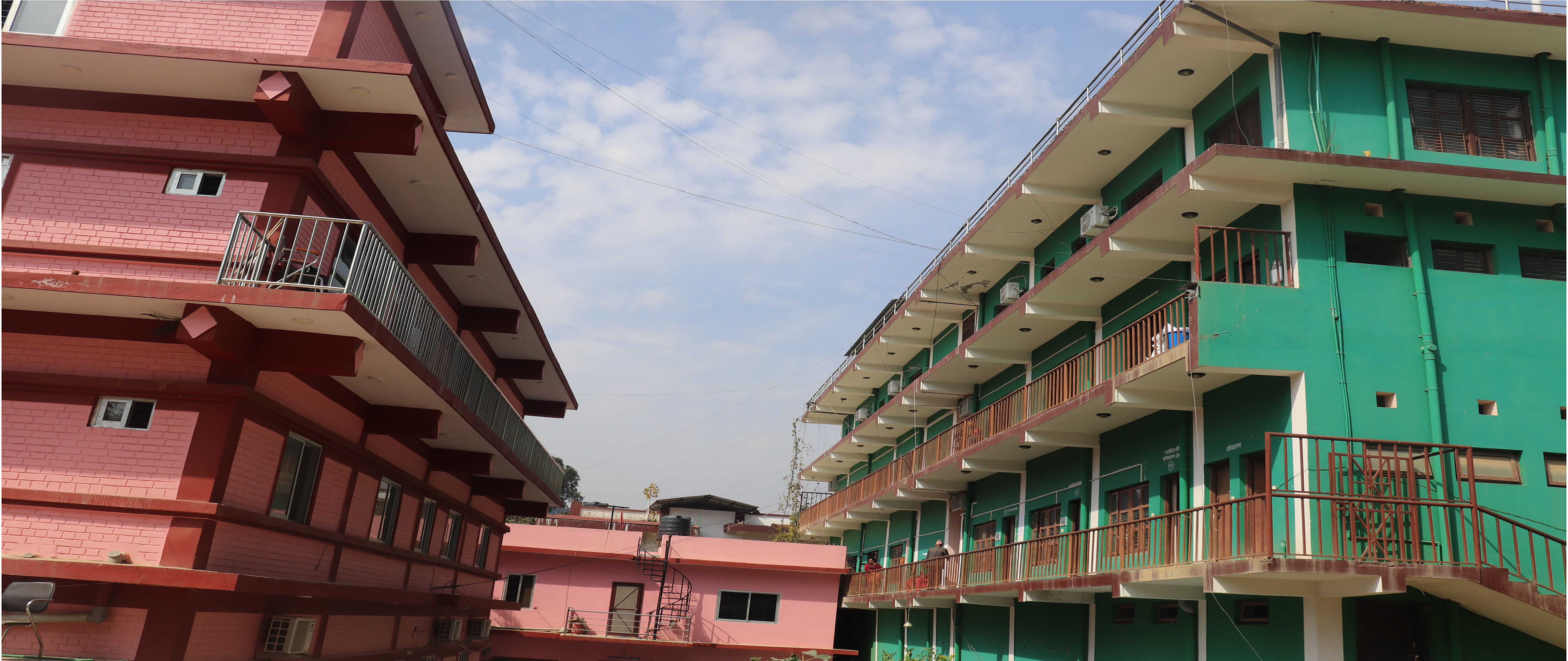 सन्धिखर्क नगरपालिकाको प्रशासकीय भवन पछाडि हेर्दा  दाया तर्फ र कार्यपालिका तथा कार्यक्रम हल भएको भवन वायाँ तर्फ।