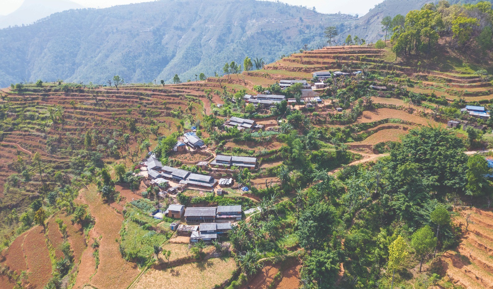 भैँसे गाउँ, सिद्धलेक गाउँपालिका, धादिङको प्राकृतिक सौन्दर्य तथा ग्रामीण बस्तीको मनोरम दृश्य।