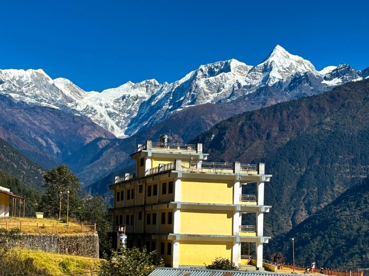 गुम्देलबाट देखिने नुम्बुर हिमाल